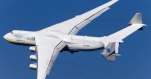 АН-225 «Мрія» під час руління на злітно-посадковій смузі на яскравому фоні неба