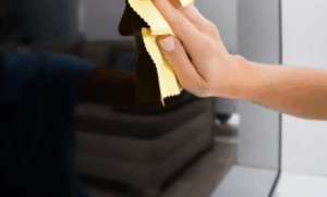 Вигляд екрану телевізора під час миття м’якою тканиною