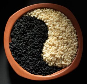 Білий кунжут на поверхні — пікантний натюрморт здорового харчування