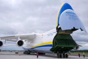 АН-225 “Мрія” — найбільший транспортний літак у світі на тлі неба