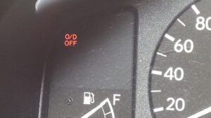 Крупний план значка OD OFF на панелі приладів автомобіля — індикатор системи трансмісії