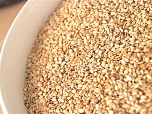 Кунжутне насіння у дерев’яній ложці, суперфуд для імунітету