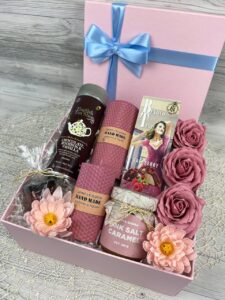 Тепла взаємодія мами та дитини в домашньому інтер’єрі