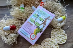 Баночка з таблетками для схуднення з відкрученою кришкою на спортивному фоні