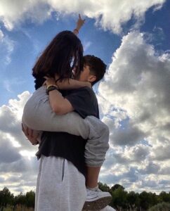 Подружжя обіймається на заході сонця — день річниці