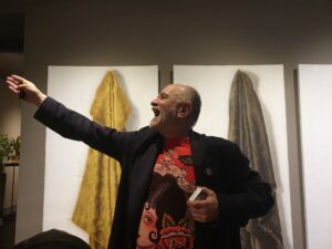 Олександр Ройтбурд — український художник на тлі власних картин, символ сучасного мистецтва України