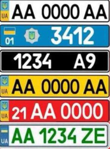Українські номерні знаки різних типів на столі — приклад регіональних кодів та сучасного дизайну