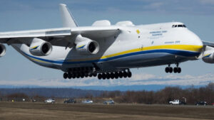 АН-225 «Мрія» в польоті — вид збоку на величезне крило та планер літака