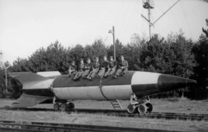 Історична ракета Фау-2 у музеї — вигляд збоку на корпус і стабілізатори