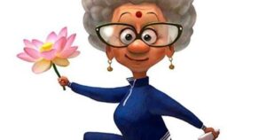 Бабуся задуває свічки на домашньому торті — мить загадування бажання