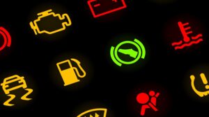 Приладова панель авто в ночі — всі індикатори світяться, включно з мотором, акумулятором і ABS