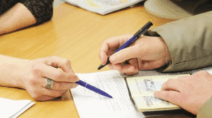 Порожній коридор військкомату з відкритими дверима — символ неявки за повісткою та можливих наслідків для призовників.