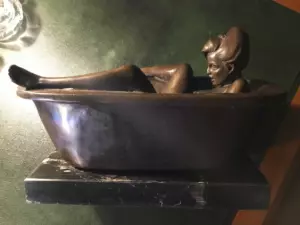 Ню-портрет: ніжна візуальна композиція із зображенням оголеного тулуба, де форму підкреслює природне світло і м’яка тінь.