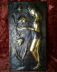 Ню-композиція з тілом, акцент на силуеті та контурі, м’яке природне освітлення підкреслює форму.