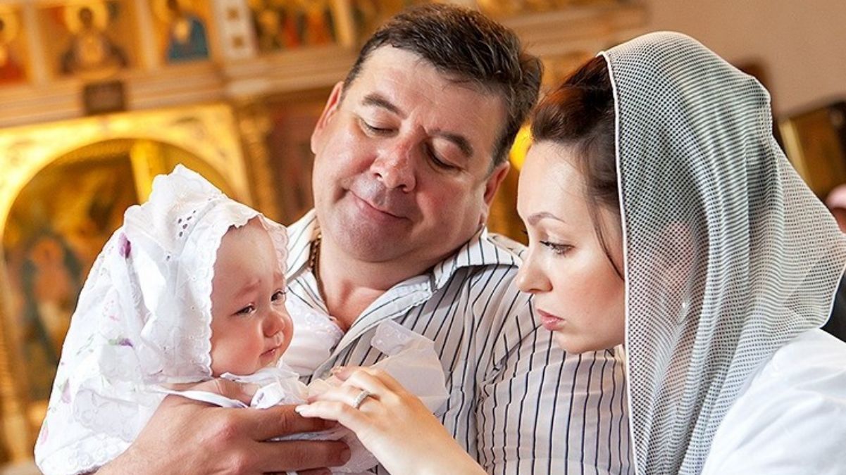 Подяка кумам за хрещення дитини: слова, подарунки та традиції