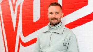 Людина у м’якому світлі, задумливо стоїть на природному фоні — символ саморефлексії та внутрішнього спокою