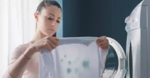 Джинсы с заметными следами травы после прогулки