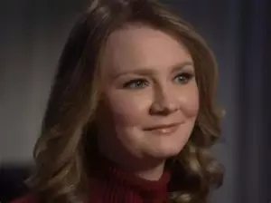 Анна Делві — молода жінка в елегантному вбранні та сонцезахисних окулярах, портрет світської особи