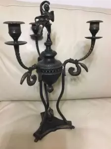 Ню-живопис: композиція із оголеною фігурою, м’якими лініями й приглушеною палітрою, увага до пропорцій та виразу тіла.