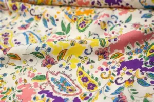 Авторський принт: складний візерунок із геометричних форм і контрастних кольорів, акцент на деталях та текстурі.