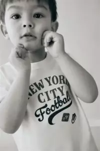 Принт із графічним малюнком: чорно-білі лінії й абстрактні геометричні форми, контраст і динаміка композиції.