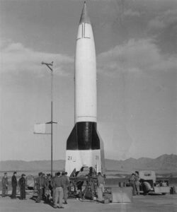 Ракета Фау-2 на стартовому майданчику — вид збоку на корпус і сопло підготовленої ракети