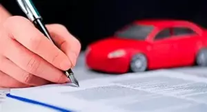 Документи на авто й ручка для підпису — оформлення купівлі-продажу