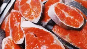 Пляшка калійного добрива на фоні зеленого листя