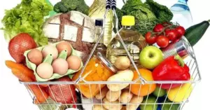 Продукти з високим вмістом кальцію: молочні вироби, зелень, горіхи та насіння, розкладені на столі.