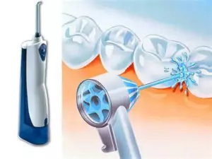Іригатор для ротової порожнини з тонкою насадкою і видимим потоком води — ілюстрація зубної чистки міжзубних проміжків
