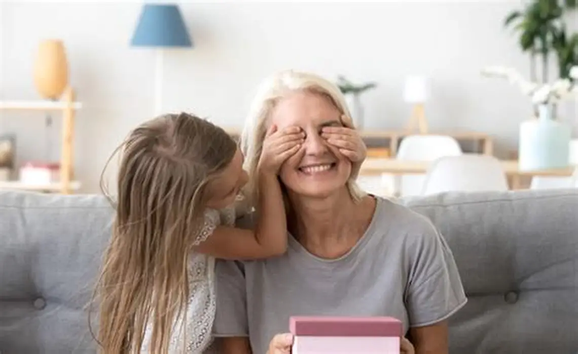 З Днем народження, бабусю: найкращі ідеї привітань