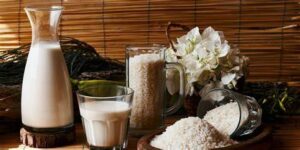 Продукти з кальцієм: молочні вироби, зелень, горіхи та насіння на столі.