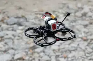 FPV дрон у польоті — тренування в окулярах першої особи