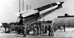 Історичне фото ракети Фау-2 на стартовому майданчику під час підготовки до запуску