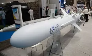 Ракета «Сапсан» на стартовому майданчику — бічний вигляд з готовністю до запуску