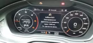 Близький план панелі приладів автомобіля з різними індикаторами, які світяться — демонстрація типових помилок