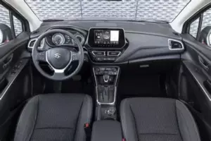 Кермо, приладова панель і центральна консоль із екраном всередині кросовера