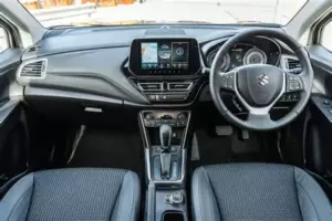 Деталі оформлення салону: високоточна приладова панель і кермо