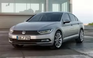 Інтер’єр Volkswagen Passat B8: рульове колесо та мультимедійна консоль