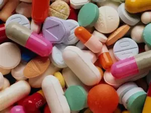 Препарати для зниження ваги та вітаміни на столі у фітнес-залі