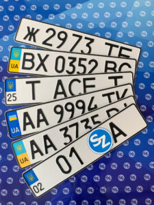 Приклади платних номерних знаків: цифри та імена