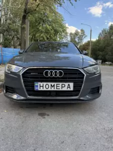 Авто з іменним номерним знаком як елемент стилю