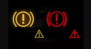 Червоний індикатор із знаком оклику на панелі приладів автомобіля — попередження про несправність системи
