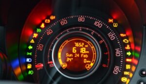 Приладова панель авто в темряві з яскраво підсвіченими індикаторами — символ найпоширеніших помилок водія