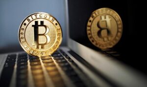 Монети криптовалюти та цифровий графік зростання курсу — символ інвестицій та онлайн-трейдингу