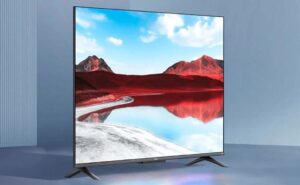 Детальний кадр — тканина торкається поверхні екрана телевізора